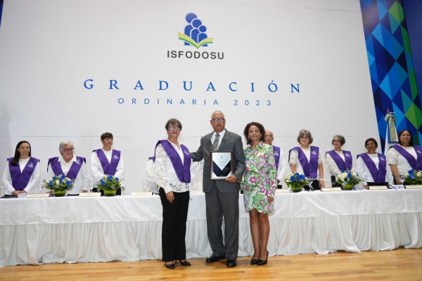 ISFODOSU rinde homenaje al maestro Jorge Sención en su graduación en San Juan