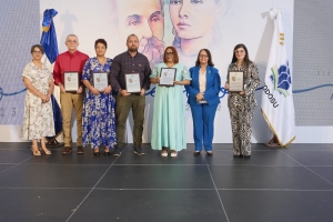 ISFODOSU entrega premio al compromiso por la excelencia docente y la investigación a sus profesores