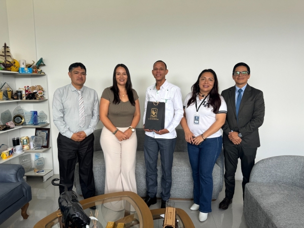 Docente del ISFODOSU dicta conferencia internacional sobre actividad física y tecnología en Ecuador