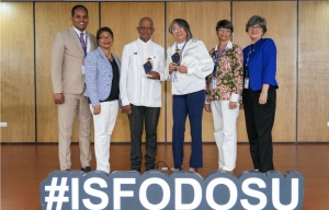ISFODOSU realiza primer acto de reconocimiento a colaboradores administrativos por antigüedad