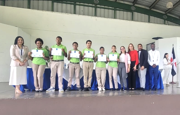 ISFODOSU clausura proyecto “Mi Escuela por la Paz” en el Politécnico La Esperanza