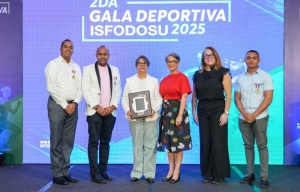 ISFODOSU premia deportistas universitarios destacados y entrega reconocimiento a la Rectora